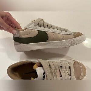 Nike Blazer Low 77 Jumbo Swoosh  Shoes Women’s Size 7.5